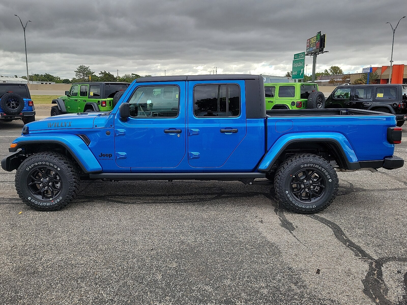 2025 Jeep Gladiator Willys photo 2