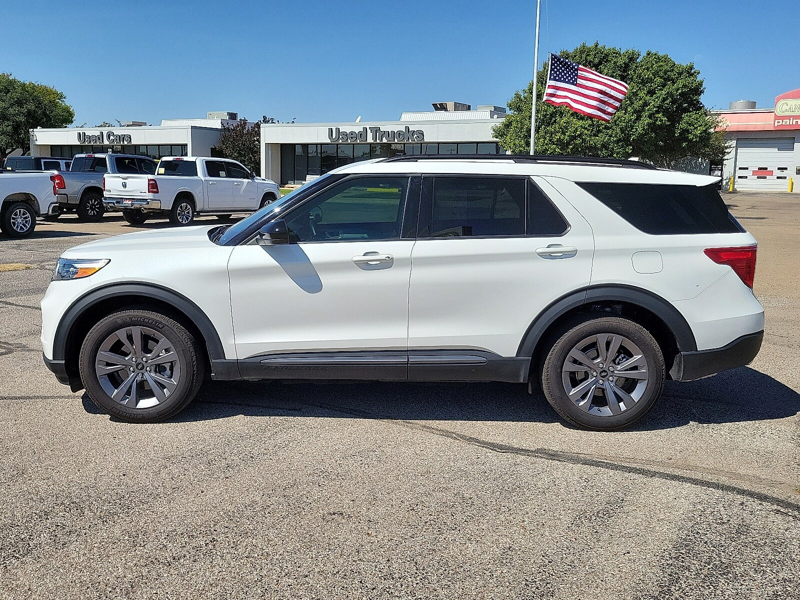 2023 Ford Explorer XLT photo 2