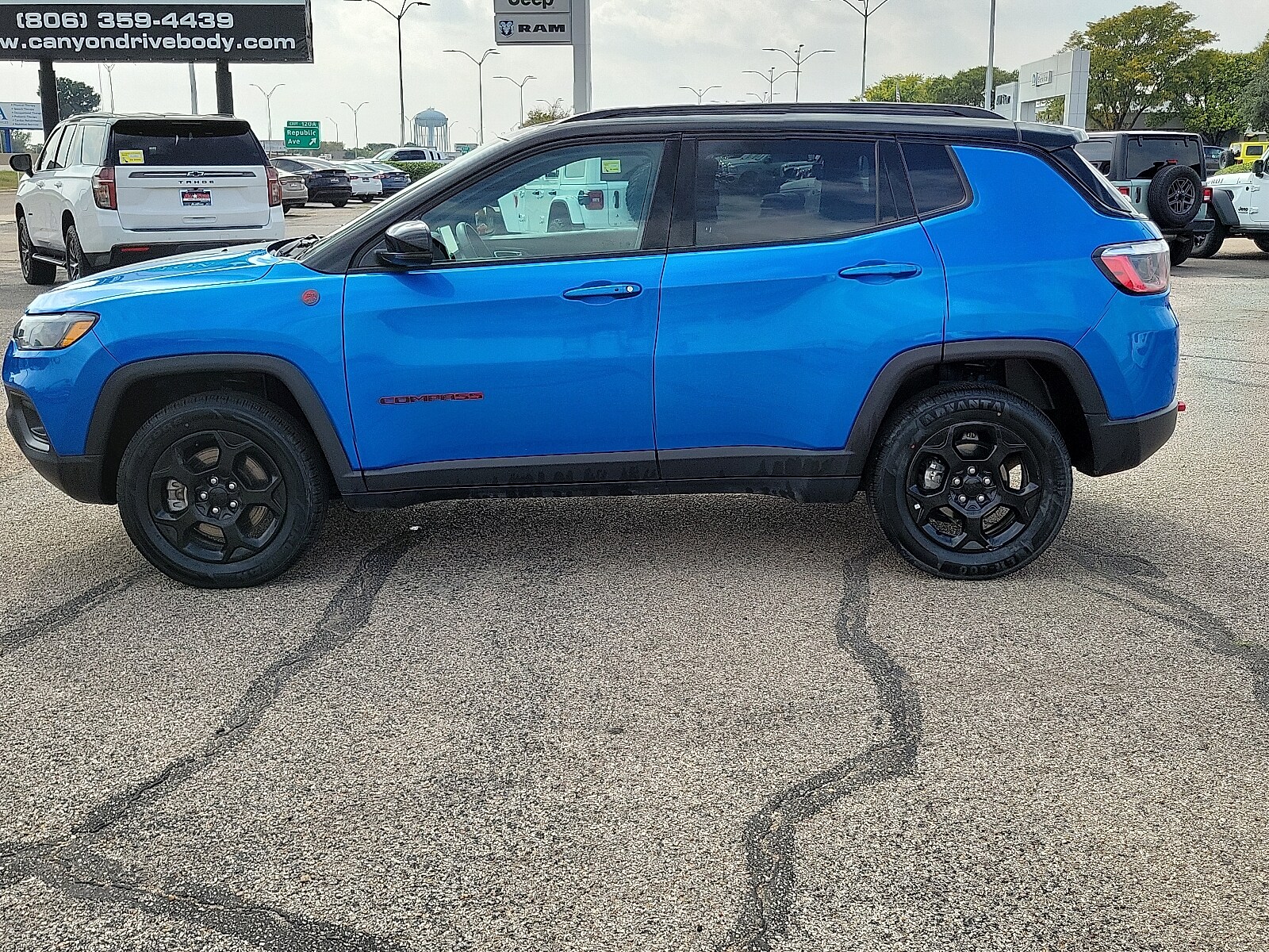 2023 Jeep Compass Trailhawk photo 2