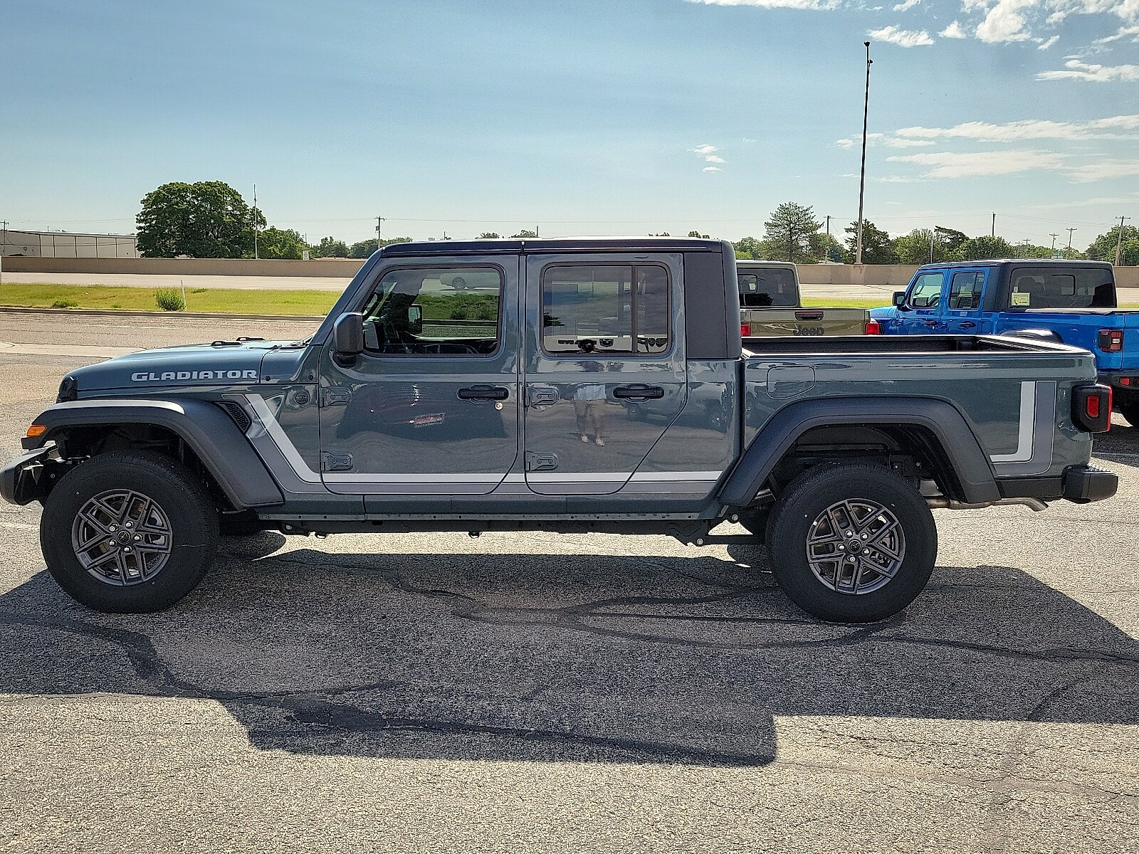 2025 Jeep Gladiator Sport S photo 2