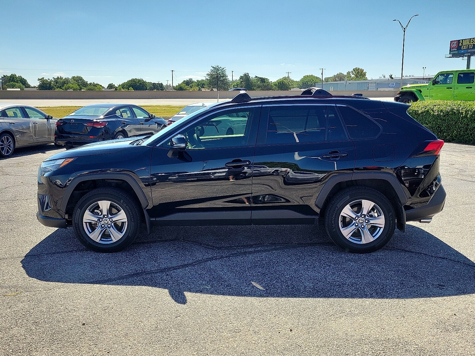 2022 Toyota RAV4 Hybrid XLE photo 2