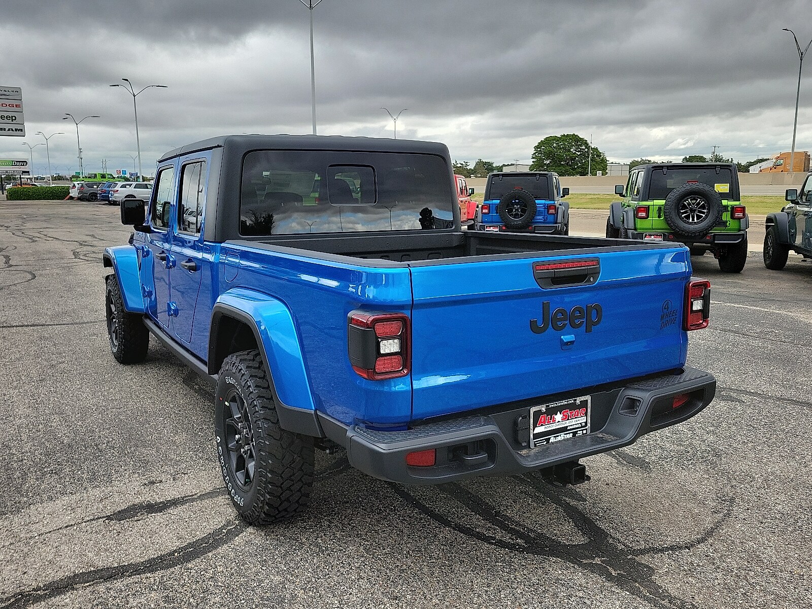 2025 Jeep Gladiator Willys photo 3