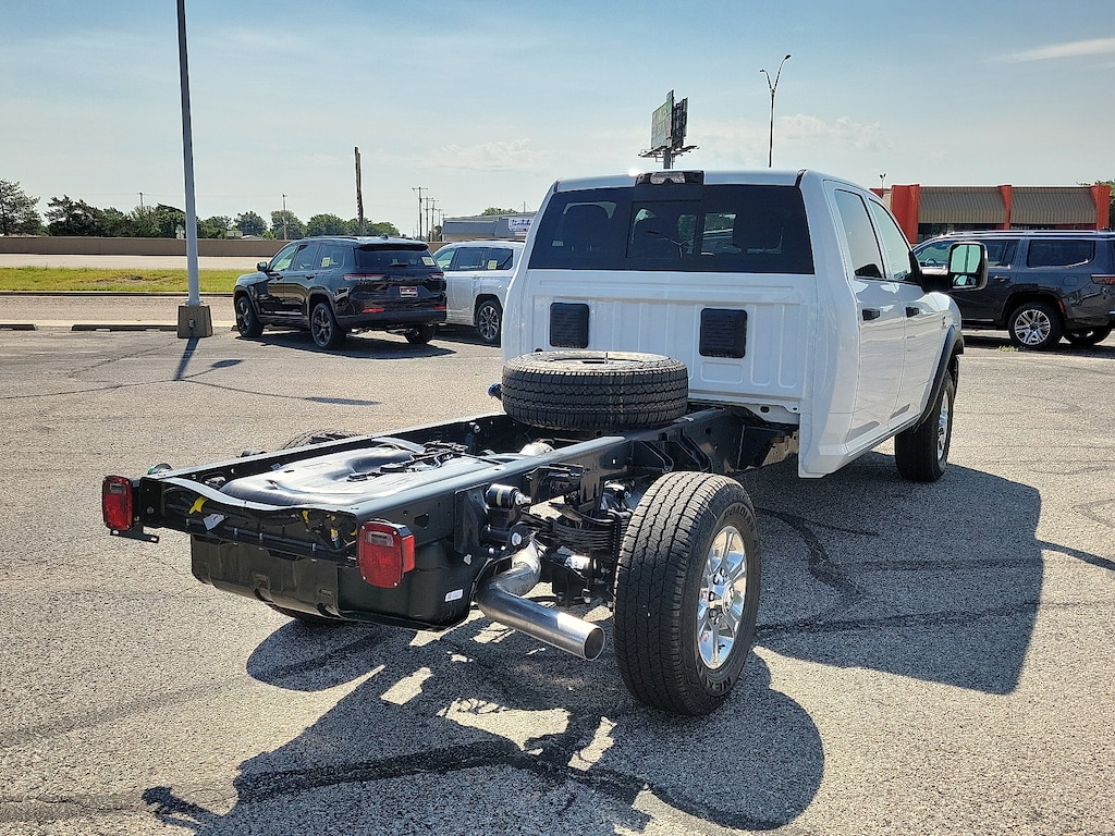 New 2025 Ram 3500 Chassis Cab 3500 TRADESMAN CREW CAB CHASSIS 4X4 60' CA Pickup