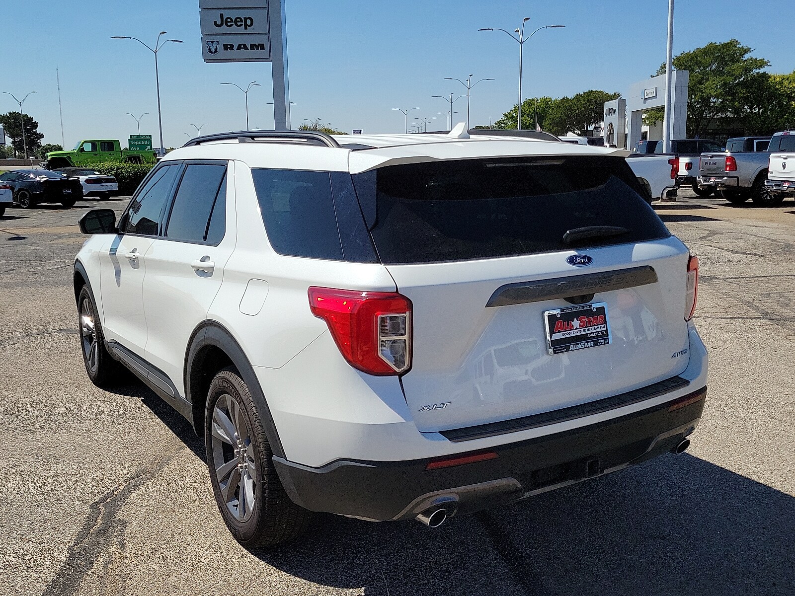 2023 Ford Explorer XLT photo 3