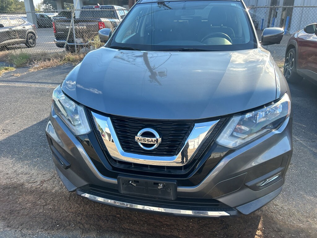2017 Nissan Rogue SV photo 2