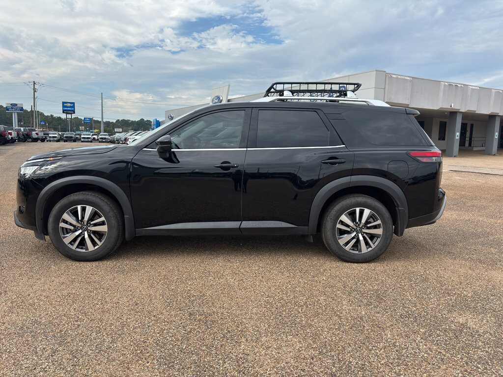 2023 Nissan Pathfinder SL photo 2