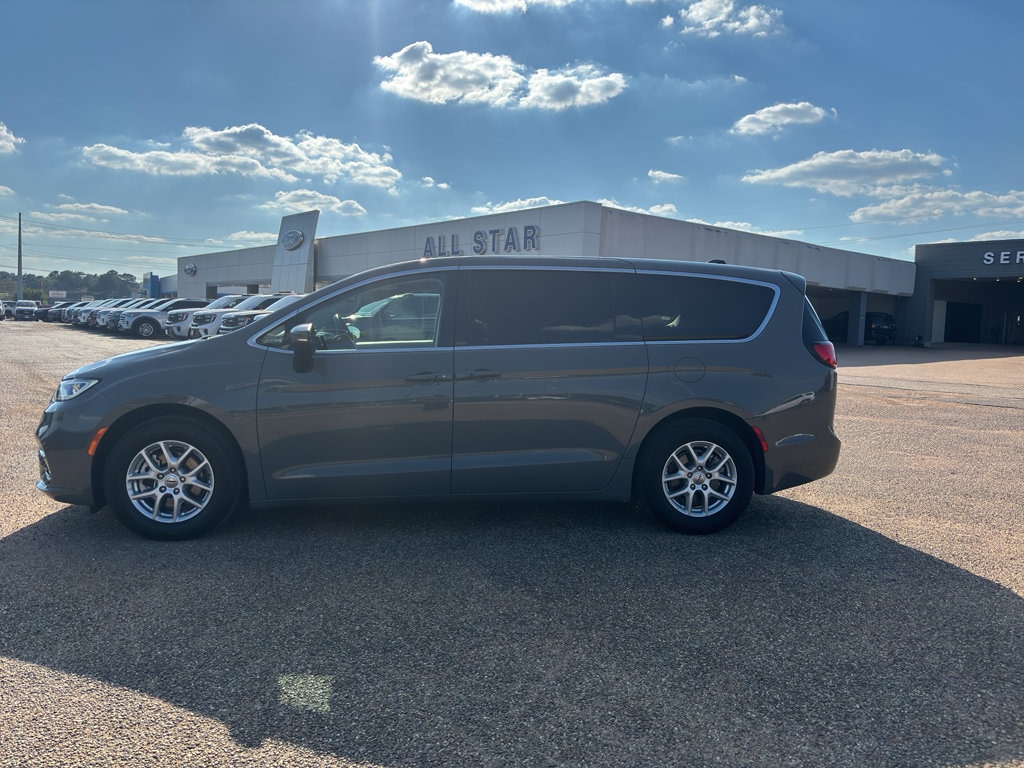 Used 2023 Chrysler Pacifica Touring L Van Passenger Van
