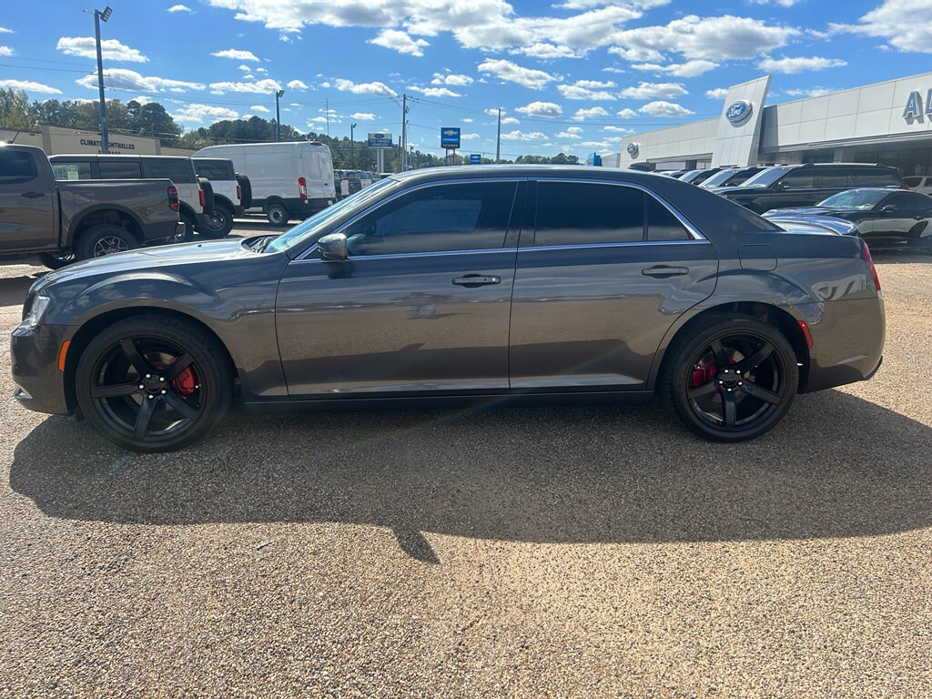2023 Chrysler 300 Touring photo 2