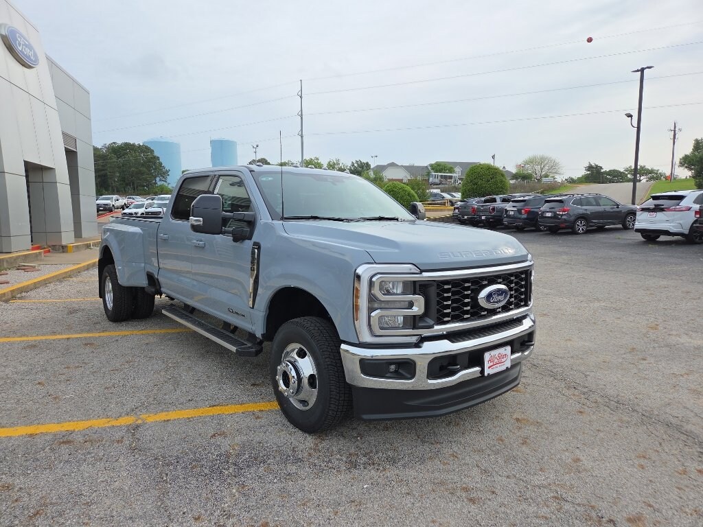 New 2026 Ford F-350 Lariat Truck Crew Cab