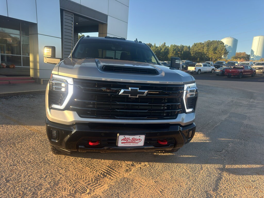 2025 Chevrolet Silverado 2500HD photo 2