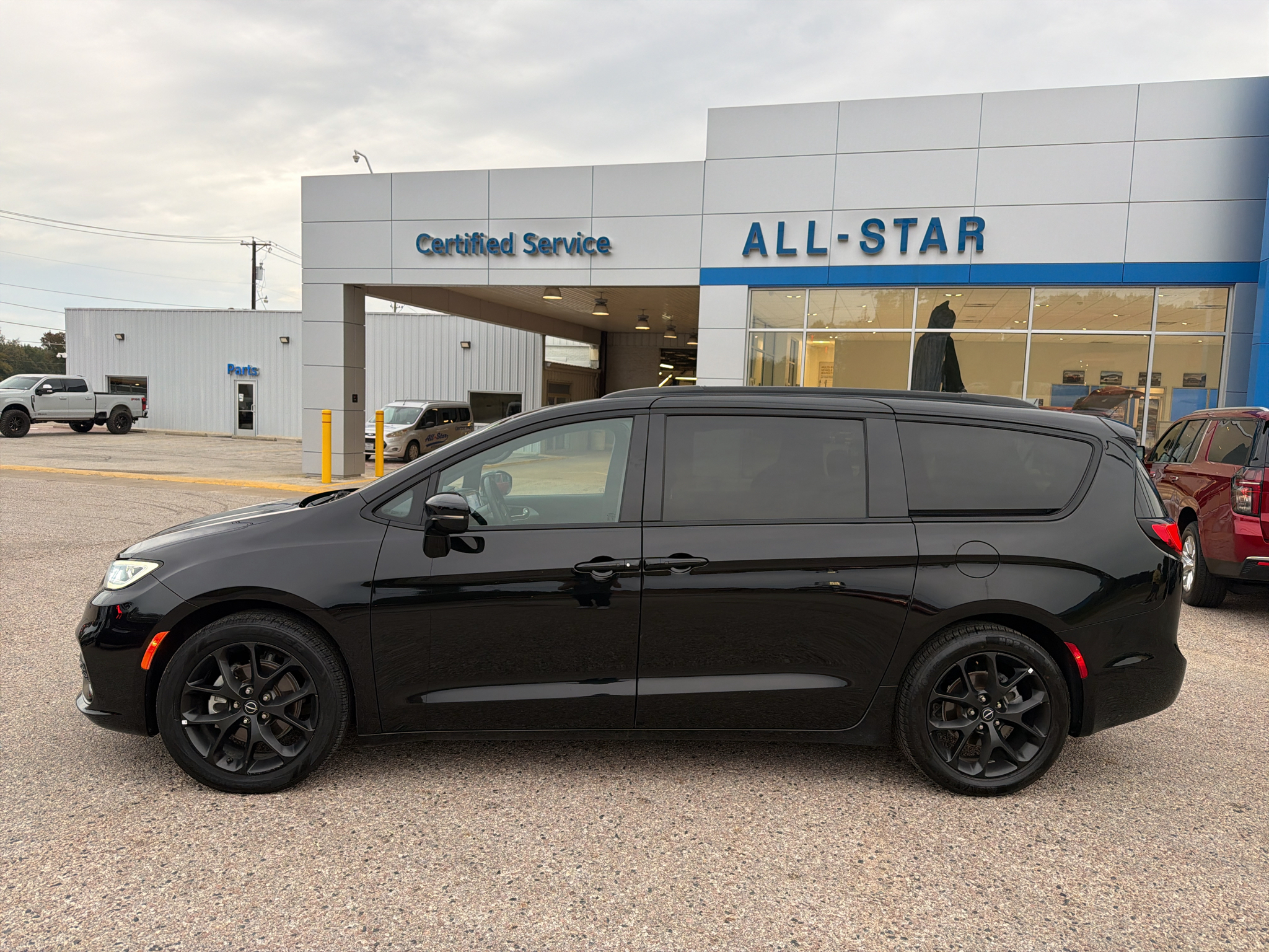 Used 2025 Chrysler Pacifica Limited Van Passenger Van