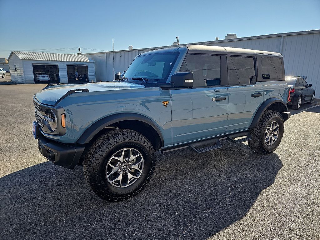 2023 Ford Bronco Badlands photo 2