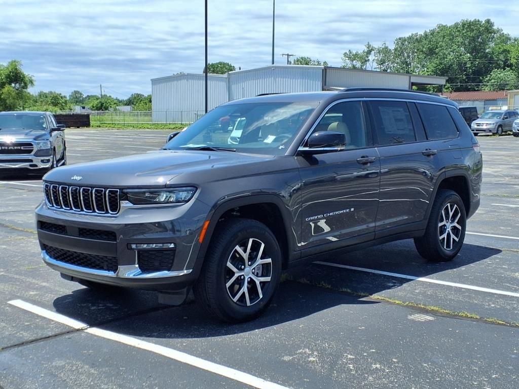 2025 Jeep Grand Cherokee Altitude photo 3