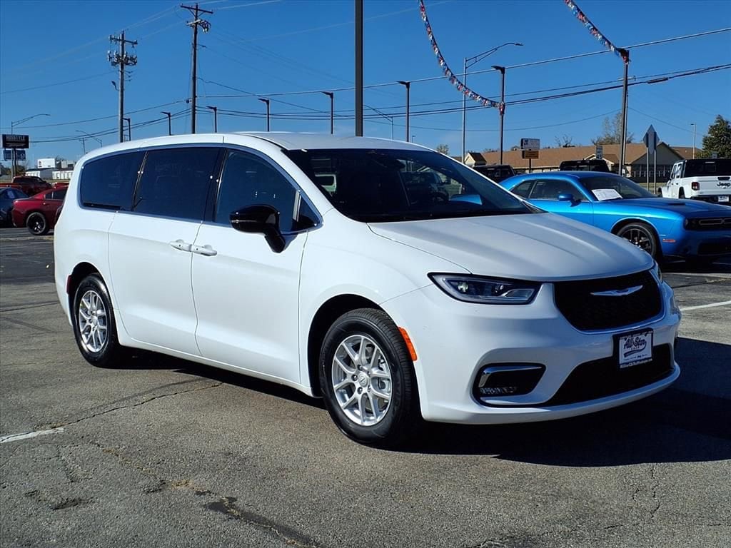 2026 Chrysler Pacifica Select's photo