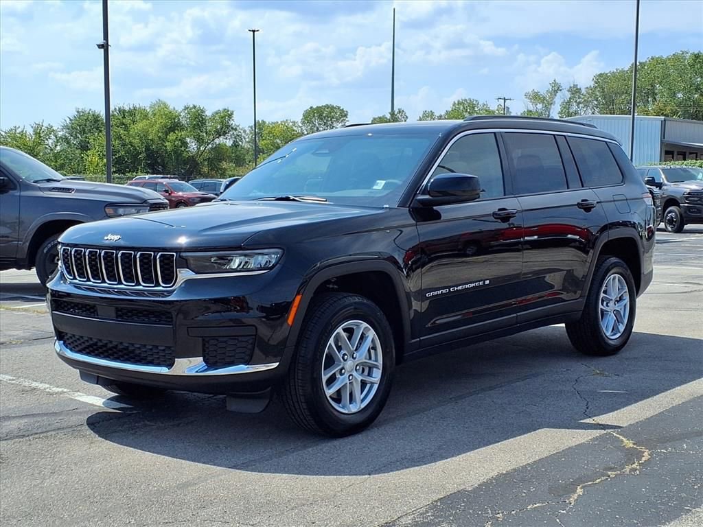 2025 Jeep Grand Cherokee Laredo Altitude photo 3
