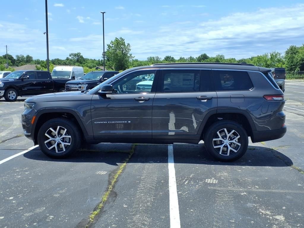2025 Jeep Grand Cherokee Altitude photo 4