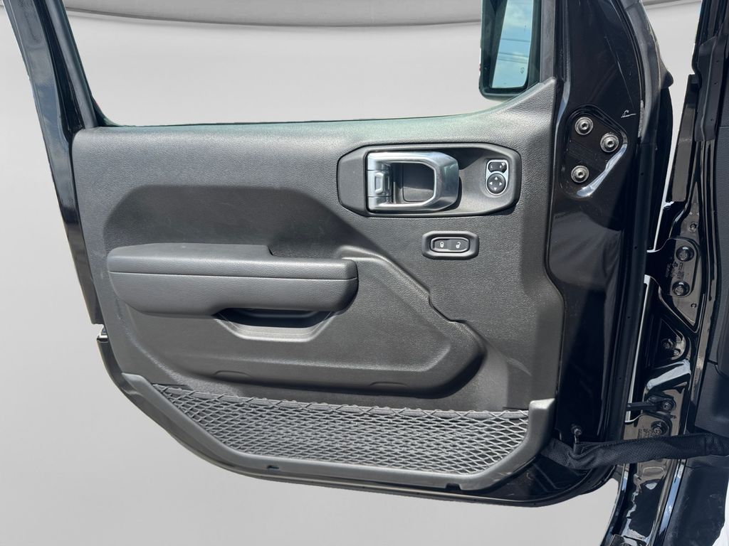 2025 Jeep Wrangler 4-Door Rubicon - Photo 17