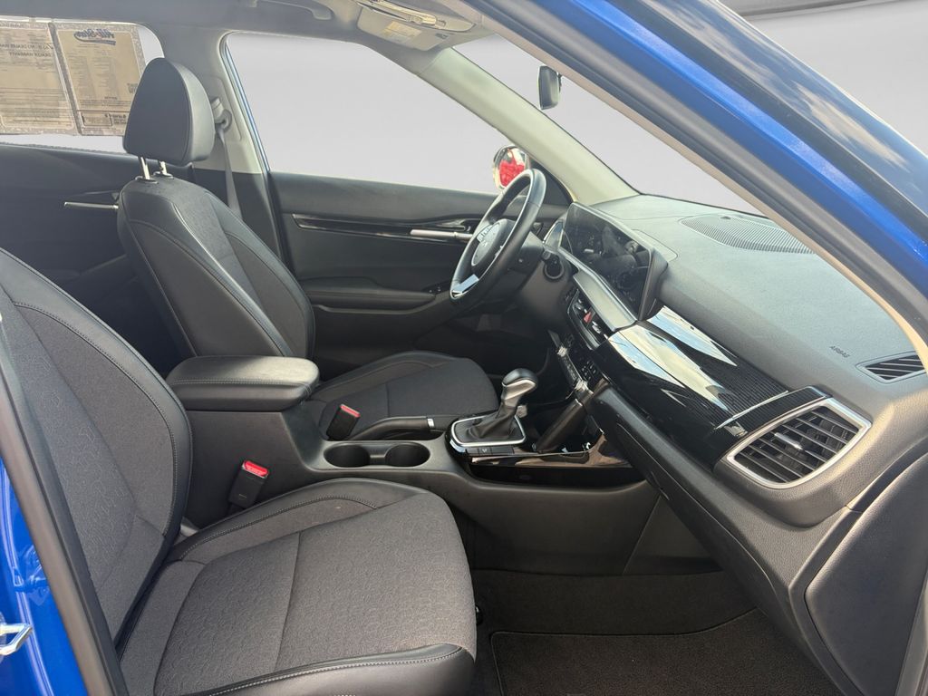 2025 Kia Seltos S - Photo 28