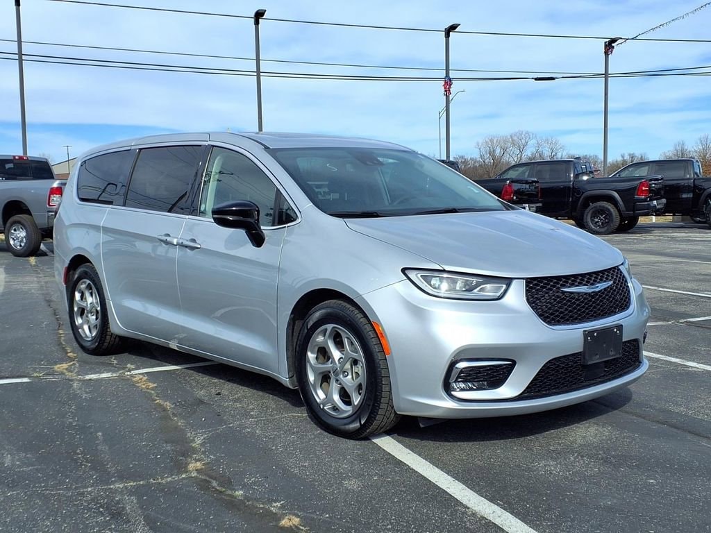 Used 2024 Chrysler Pacifica Limited Limited FWD