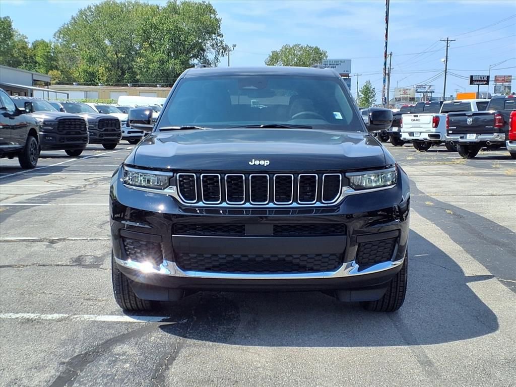 2025 Jeep Grand Cherokee Laredo Altitude photo 2