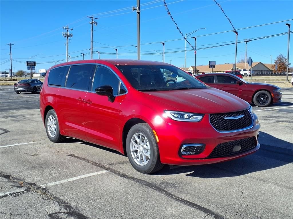 2026 Chrysler Pacifica Select's photo