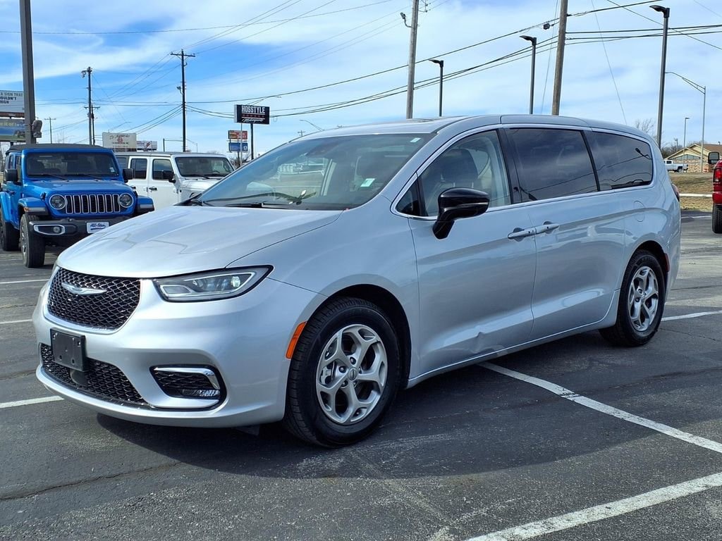 Used 2024 Chrysler Pacifica Limited Limited FWD