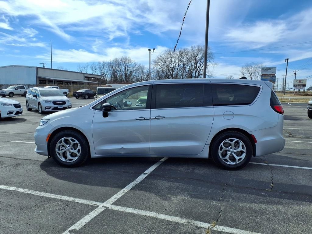 Used 2024 Chrysler Pacifica Limited Limited FWD
