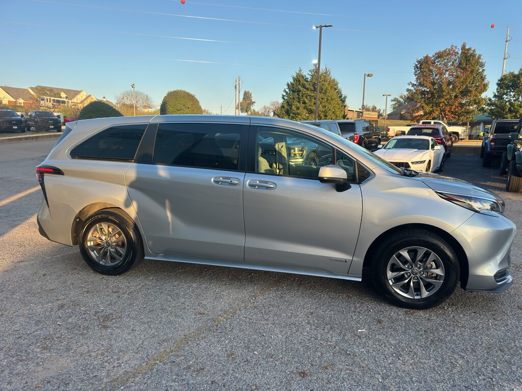2021 Toyota Sienna LE photo 4