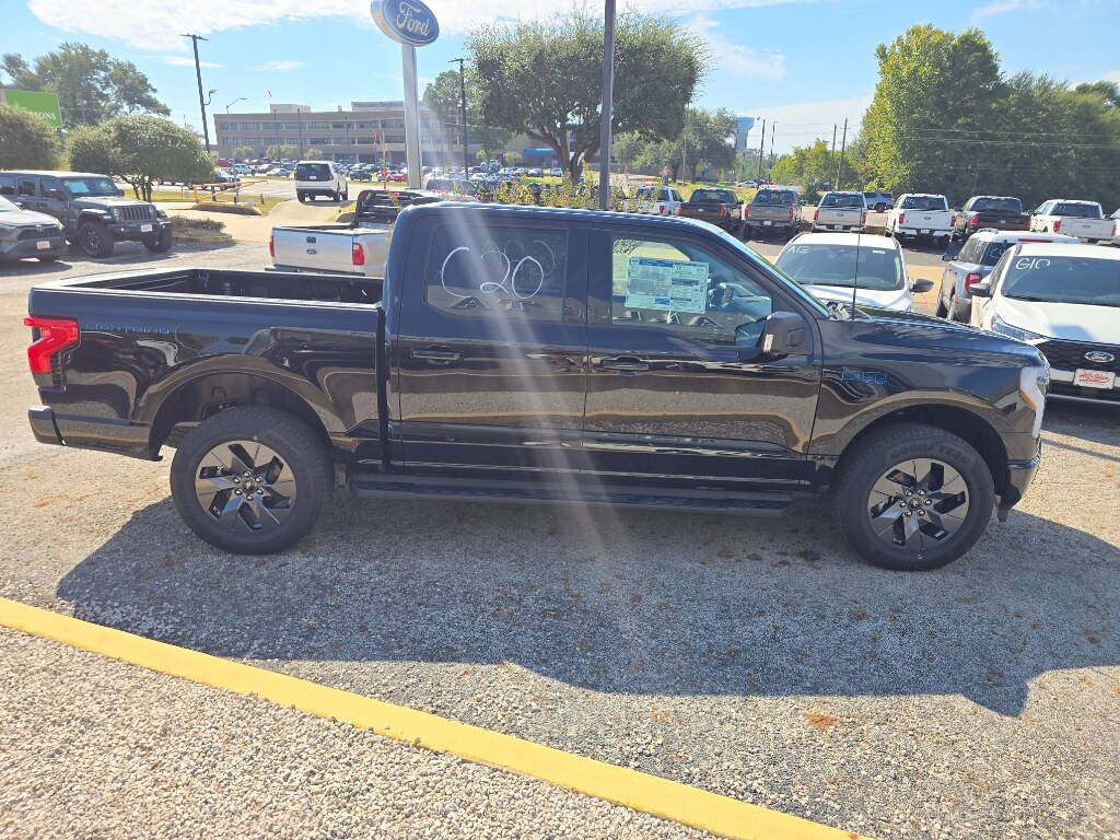 2025 Ford F-150 Lightning photo 3