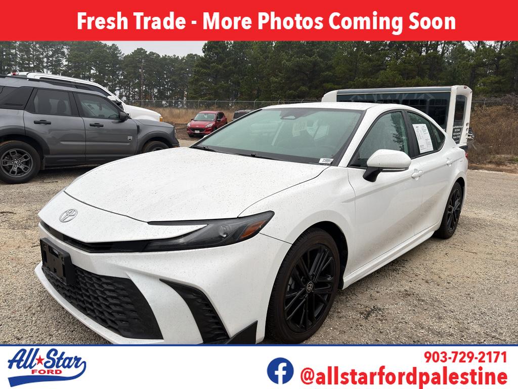 2025 Toyota Camry SE's photo