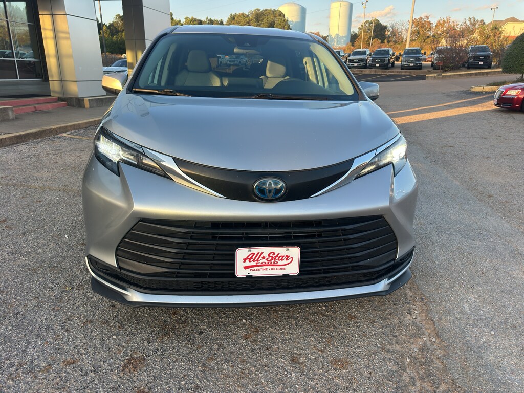2021 Toyota Sienna LE photo 2