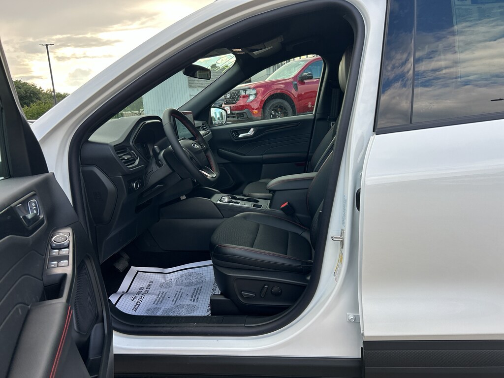2025 Ford Escape ST-Line photo 2