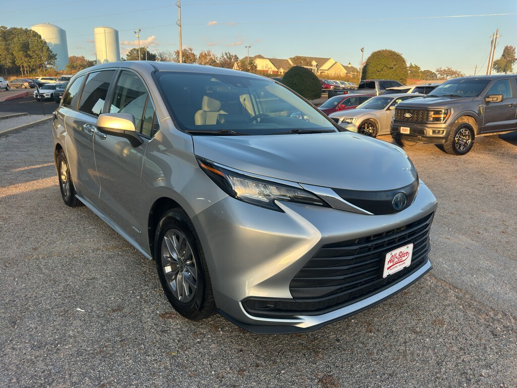 2021 Toyota Sienna LE photo 3