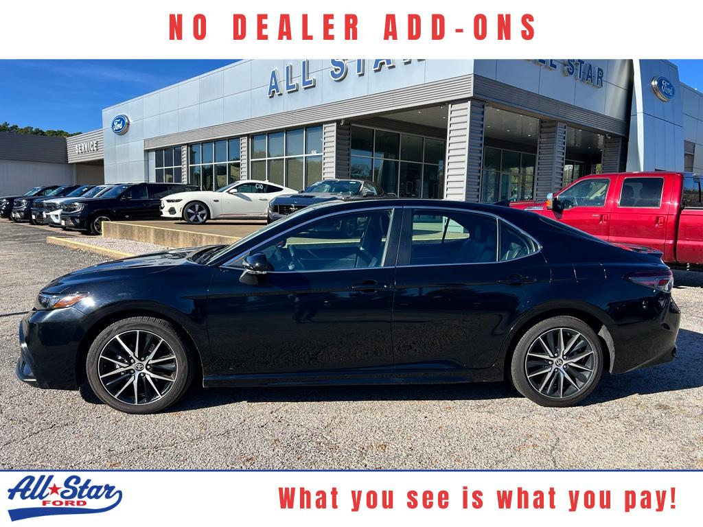 2024 Toyota Camry SE's photo