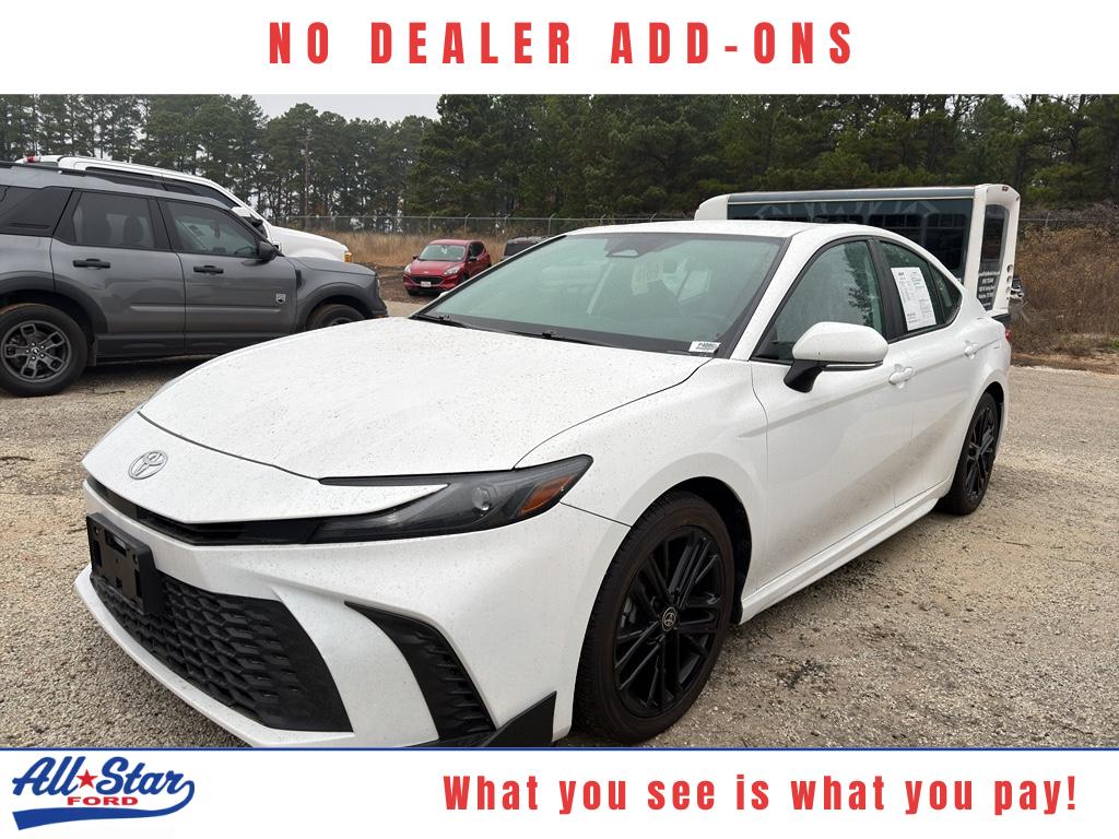 2025 Toyota Camry SE's photo