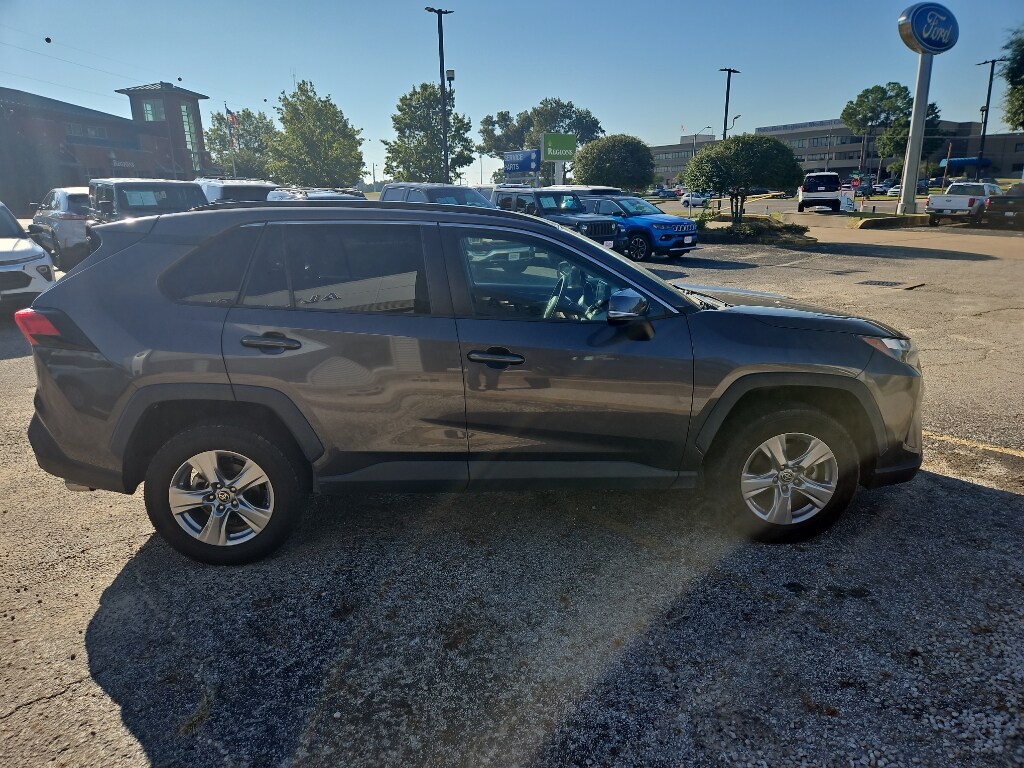2022 Toyota RAV4 XLE photo 3