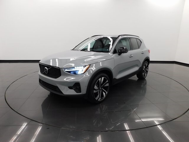 2025 Volvo XC40 Plus photo 3