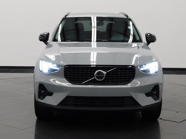 2025 Volvo XC40 Plus photo 2