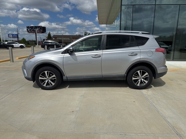 2016 Toyota RAV4 XLE photo 2