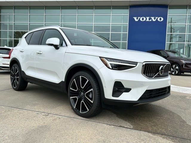 2025 Volvo XC40 SUV 