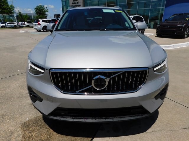 2025 Volvo XC40 photo 2