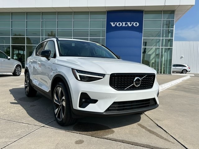 2025 Volvo XC40 SUV 