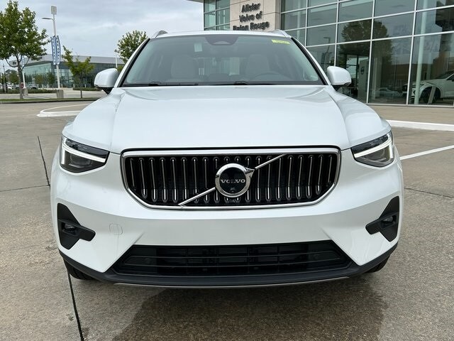 2025 Volvo XC40 photo 3