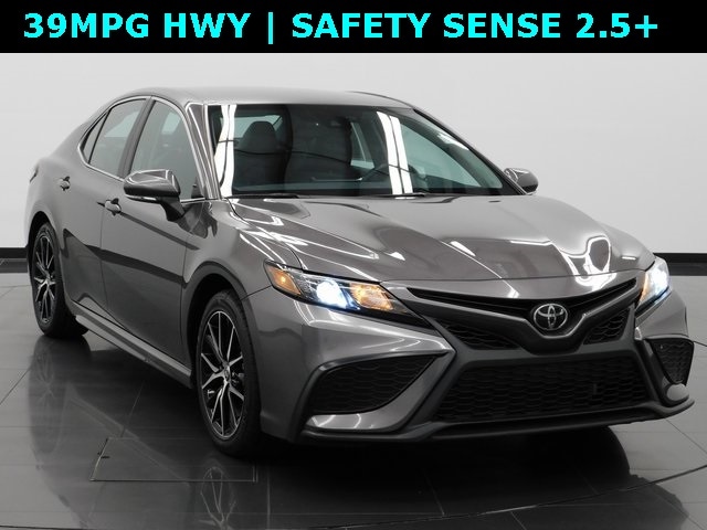 2024 Toyota Camry SE's photo