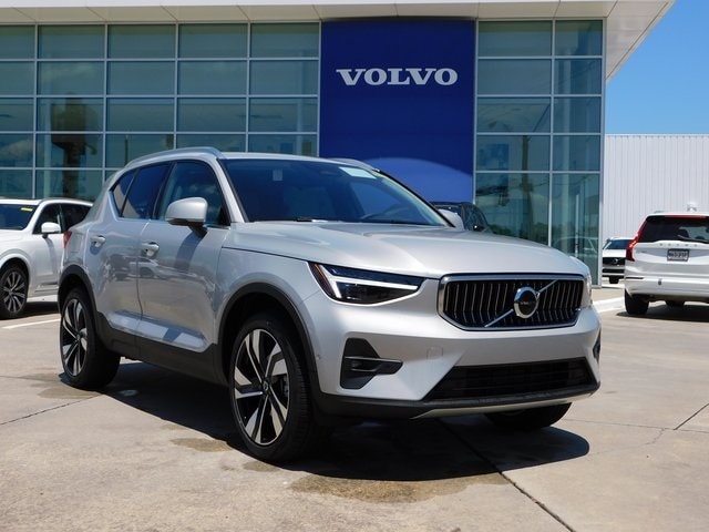 2025 Volvo XC40 SUV 