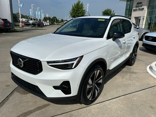 2025 Volvo XC40 photo 4