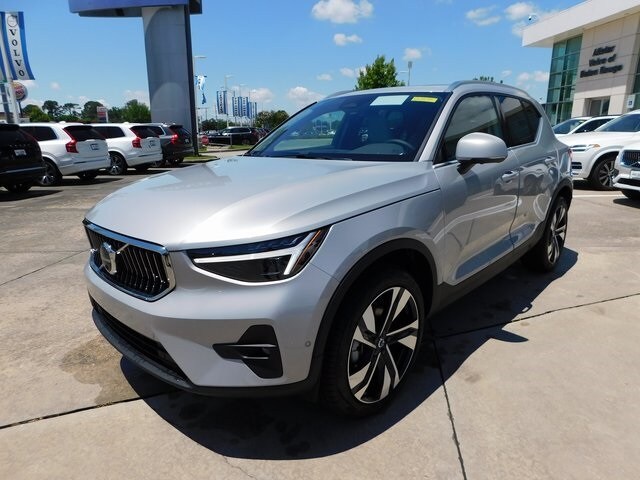 2025 Volvo XC40 photo 3