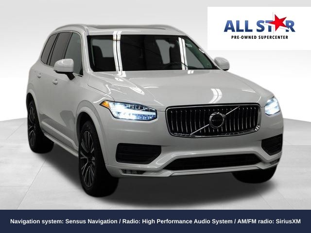 2022 Volvo XC90 Momentum's photo