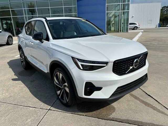 2025 Volvo XC40 photo 2