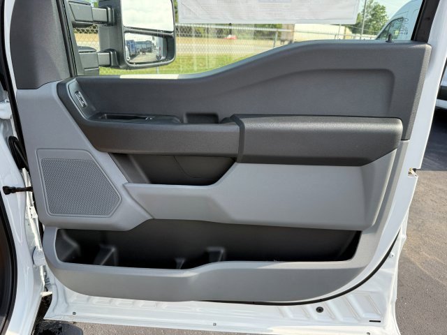 2025 Ford F-350 Super Duty Chassis Cab XLT - Photo 18